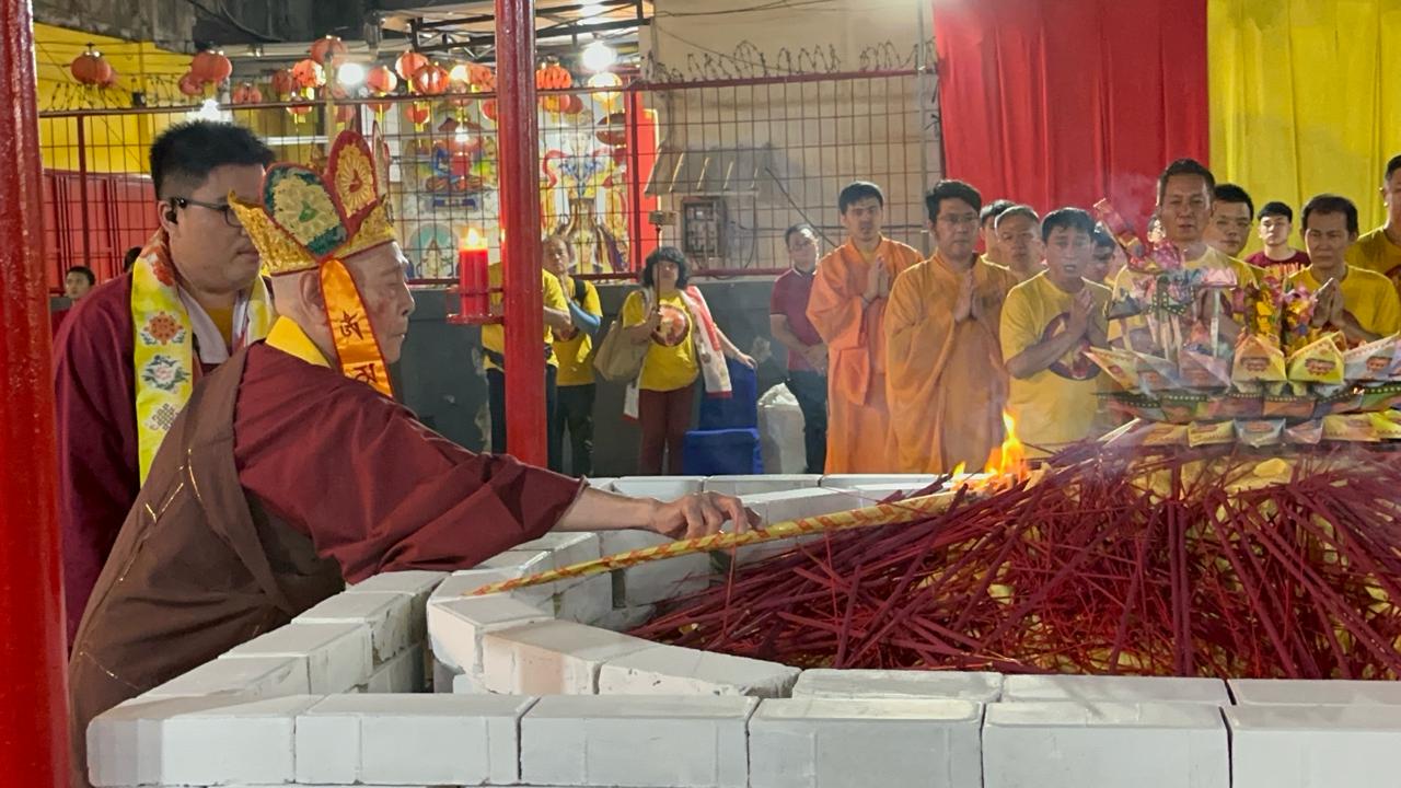 Vajra Acharya Lian Ji dari Taiwan Pimpin Upacara Api Homa - Kompak.id ...