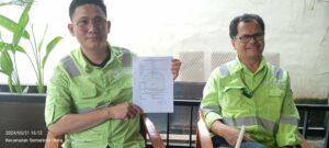Manager Lahan PT IBP Rain Group, Arief Kurniawan (Kiri) menunjukkan surat keterangan pemilikan lahan